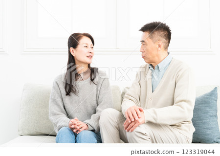 坐在沙發上的成熟夫婦生活方式形象 坐在沙發上的成熟夫婦生活方式形象 123319044