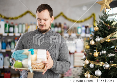 On New Year Eve, man choose and buy cosmetics gift set On New Year Eve, man choose and buy cosmetics gift set 123319064