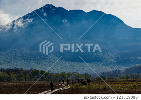 初夏時節,健行者穿過尾瀨之原,欣賞樋岳的美景 初夏時節,健行者穿過尾瀨之原,欣賞樋岳的美景 123319090