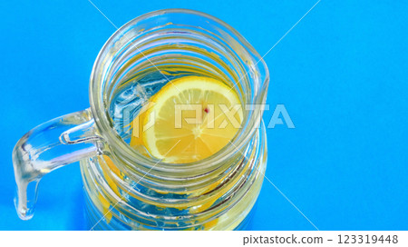 玻璃壺檸檬水加檸檬片,用於補充維生素和礦物質 玻璃壺檸檬水加檸檬片,用於補充維生素和礦物質 123319448