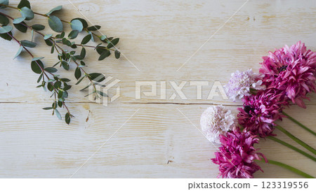 Elegant botanical: The tranquil beauty of pink flowers against a wood grain background Elegant botanical: The tranquil beauty of pink flowers against a wood grain background 123319556