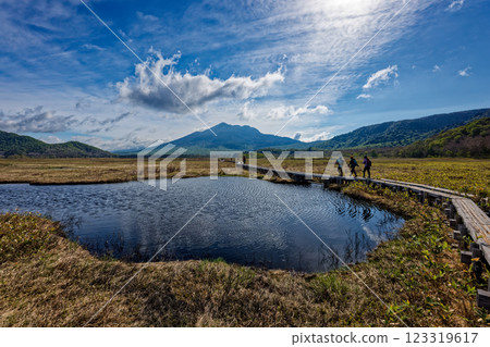 初夏的尾瀨原池塘和笠岳的景色 123319617