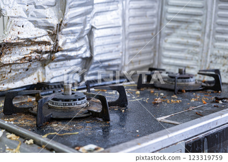 清潔前沾滿油污的復古瓦斯爐 清潔前沾滿油污的復古瓦斯爐 123319759