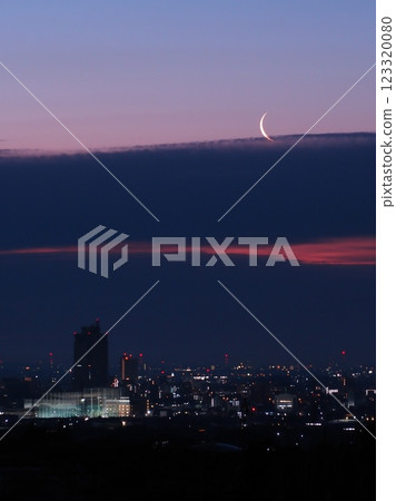 城市裡的黎明和薄薄的月亮(垂直版20250226054311) 城市裡的黎明和薄薄的月亮(垂直版20250226054311) 123320080