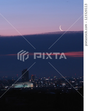 春城天空中飄浮的細長月亮(20250226054354) 春城天空中飄浮的細長月亮(20250226054354) 123320113