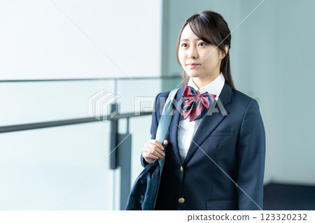 一名身穿制服的高中女生走在走廊上 一名身穿制服的高中女生走在走廊上 123320232