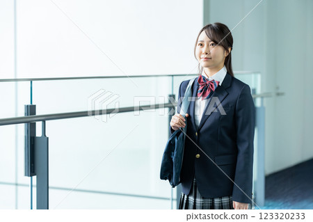 一名身穿制服的高中女生走在走廊上 一名身穿制服的高中女生走在走廊上 123320233