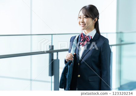 一名身穿制服的高中女生走在走廊上 一名身穿制服的高中女生走在走廊上 123320234