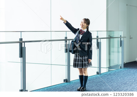 一名身穿制服的高中女生走在走廊上 123320386