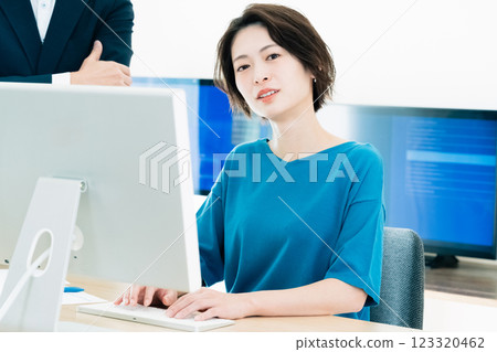 Business woman working in the office 123320462