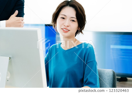 Business woman working in the office 123320463