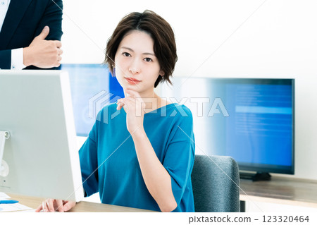 在辦公室工作的女商人 123320464