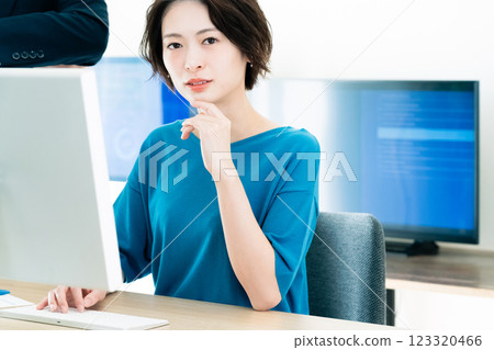 Business woman working in the office 123320466