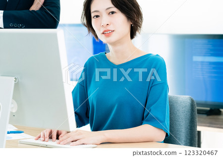 Business woman working in the office 123320467