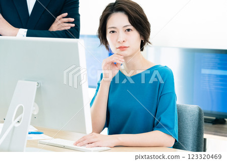 Business woman working in the office 123320469