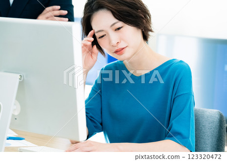 Business woman working in the office 123320472