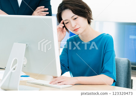 Business woman working in the office 123320473