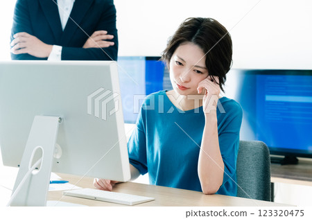 Business woman working in the office 123320475