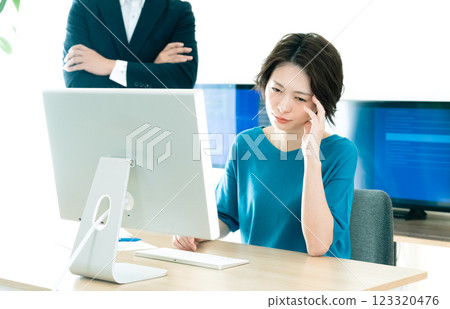 Business woman working in the office 123320476