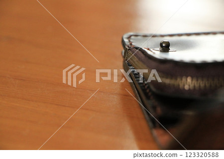 桌上手工製作的皮夾的拉鍊 123320588