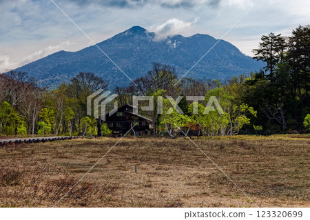 View of Ryugu hut and Mt. Hiuchigatake in early summer at Ozegahara 123320699