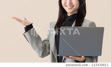 一位微笑的女人/女商人拿著筆記型電腦指路 123320911
