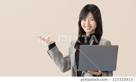 一位微笑的女人/女商人拿著筆記型電腦指路 123320913