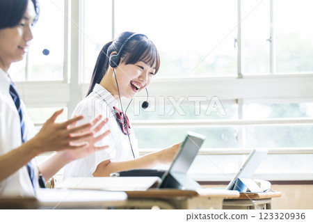 線上英語會話課程課堂男女高中初中ICT 123320936