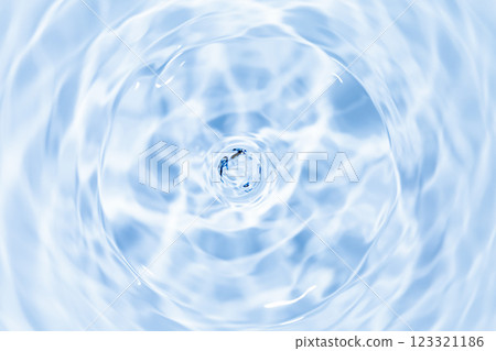 水滴落在水面上。 123321186