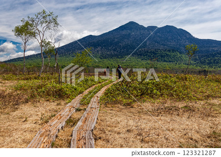 初夏從尾瀨之原眺望的火岳 初夏從尾瀨之原眺望的火岳 123321287