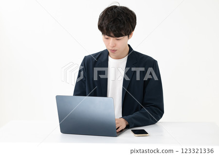 使用電腦的男人 使用電腦的男人 123321336