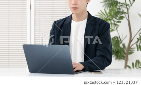 使用電腦的男人 使用電腦的男人 123321337