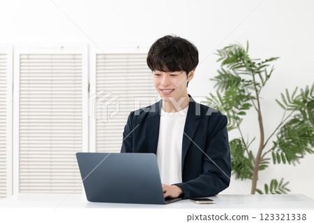 使用電腦的男人 使用電腦的男人 123321338