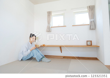 A woman relaxing on a tatami mat 123321351