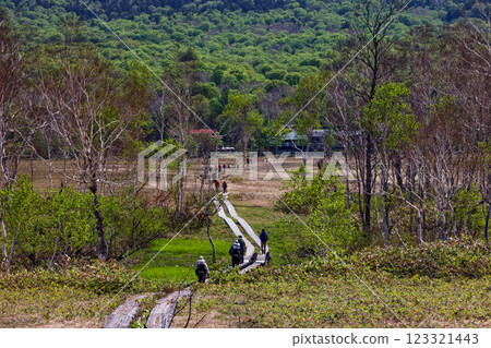 初夏的尾瀨原，健行者和見晴山間小屋 123321443