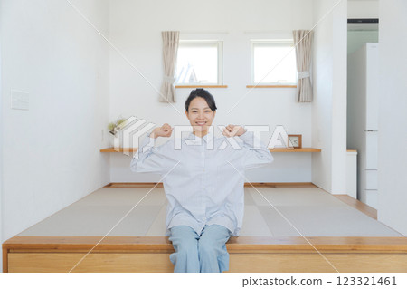 一位女士坐在榻榻米上 123321461