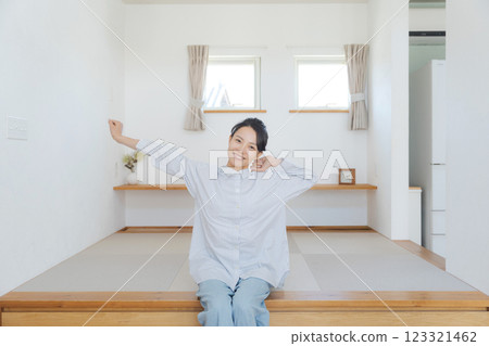 一位女士坐在榻榻米上 123321462