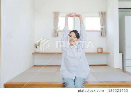 一位女士坐在榻榻米上 123321463