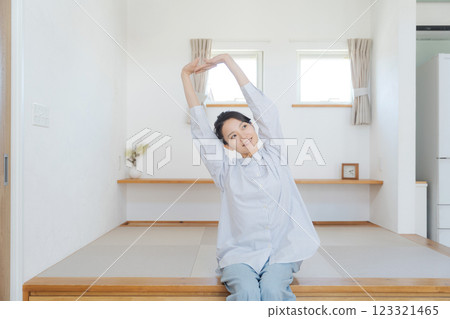 一位女士坐在榻榻米上 123321465