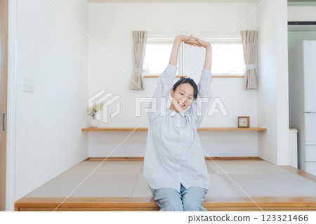 一位女士坐在榻榻米上 123321466