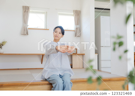 一位女士坐在榻榻米上 一位女士坐在榻榻米上 123321469