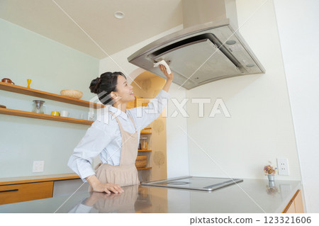 清洗呼吸機的婦女 清洗呼吸機的婦女 123321606