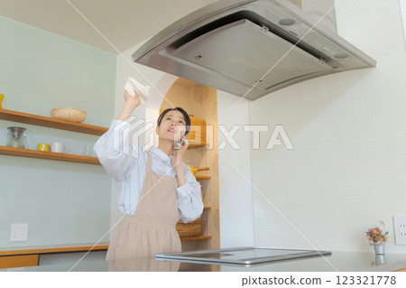 一名婦女因通風扇損壞而煩惱 123321778