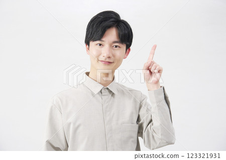 20 多歲的男子指著右邊，白色背景 123321931