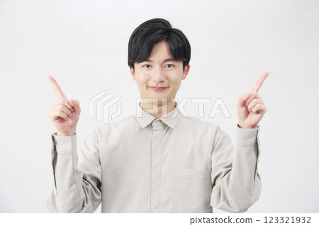 白色背景中指著左指右的 20 多歲男子 123321932