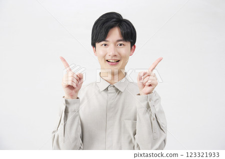 白色背景中指著左指右的 20 多歲男子 123321933