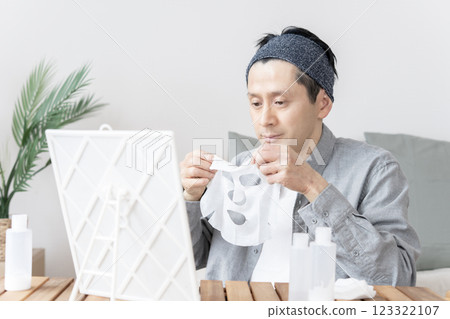 中年男子使用面膜、皮膚乾燥、保濕、臉部護理 123322107