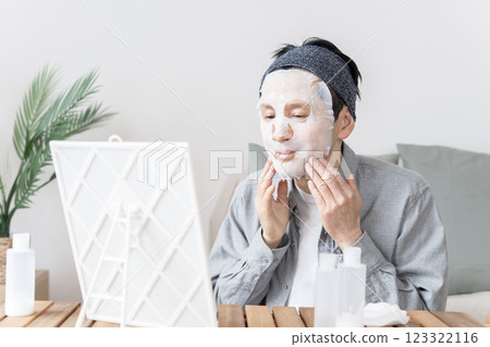 中年男子使用面膜、皮膚乾燥、保濕、臉部護理 中年男子使用面膜、皮膚乾燥、保濕、臉部護理 123322116