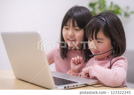 姊妹們戴著耳機線上學習 123322245