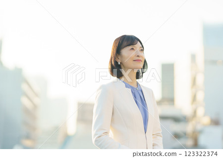 A confident middle-career woman 123322374